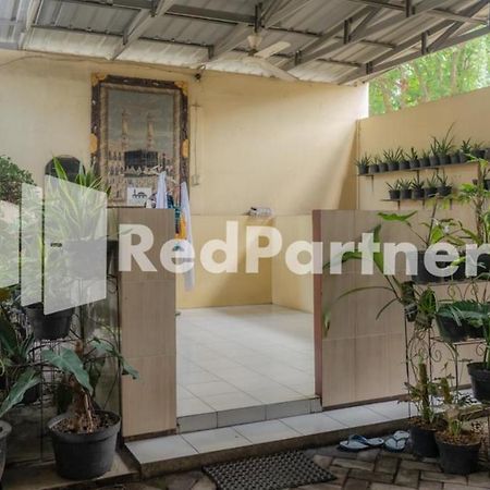 Vandhela Homestay Syariah Mitra Reddoorz Surabaya Kültér fotó