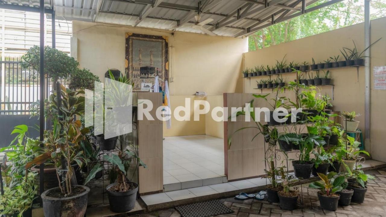 Vandhela Homestay Syariah Mitra Reddoorz Surabaya Kültér fotó